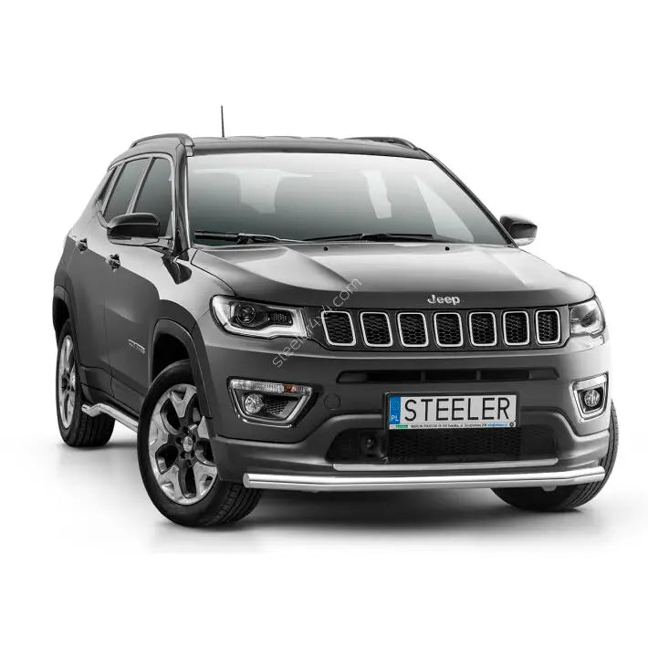 Frontbøyle på Jeep Compass 17-21, kromdetaljer på støtfanger, mørke felger, hvit bakgrunn.