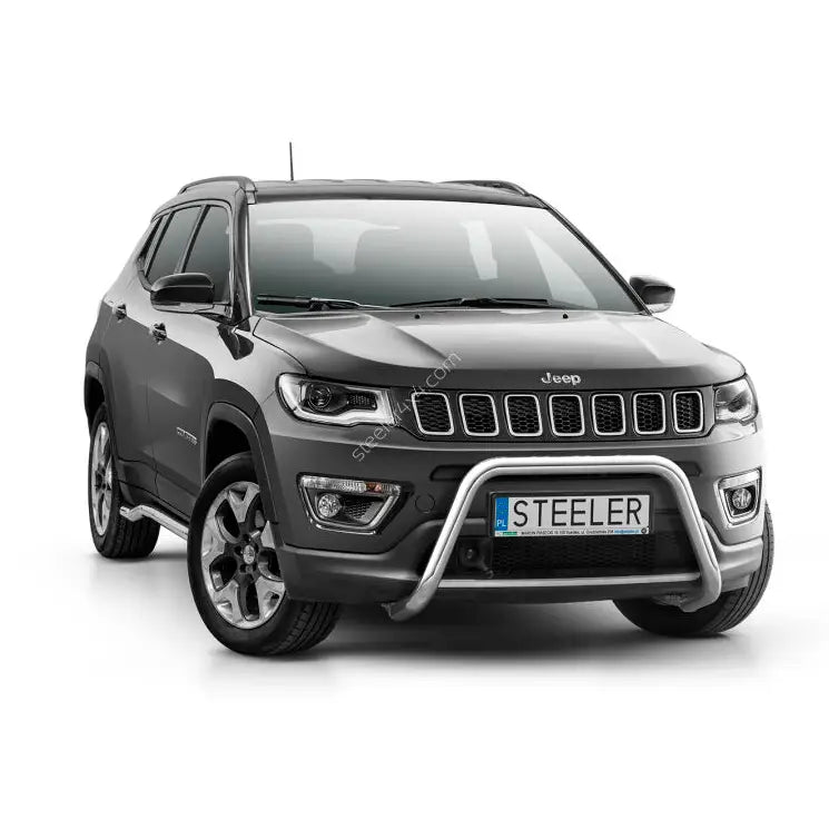 Frontbøyle Jeep Compass 17-21 i stål montert foran på grå SUV, sett fra trekvart vinkel.