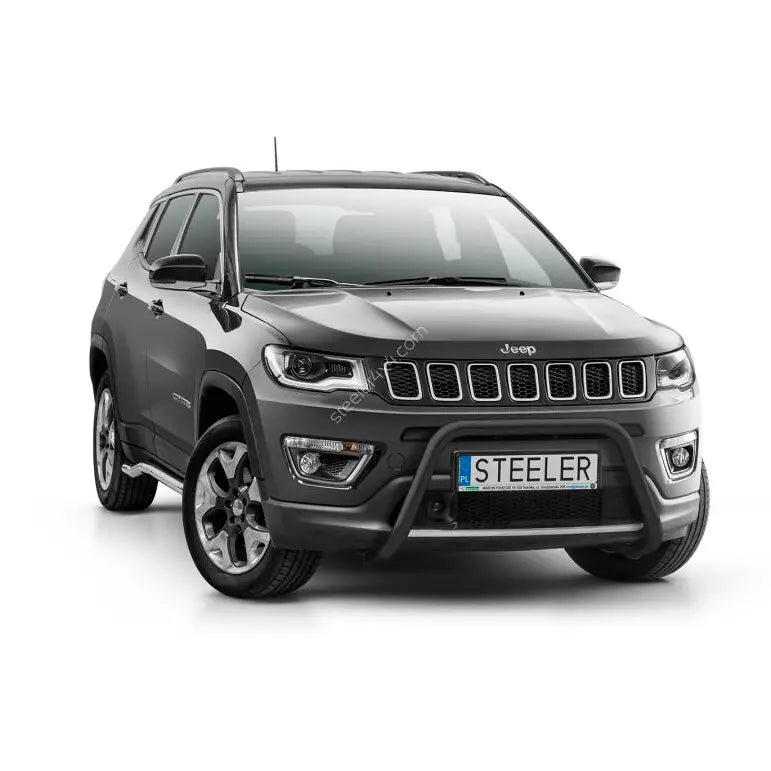 Kufanger til Jeep Compass 17-21 i stål montert foran på mørk grå SUV med kromdetaljer.