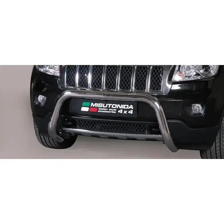 Frontbøyle Jeep Grand Cherokee 11-14 i børstet stål montert på svart bil, sett rett forfra.