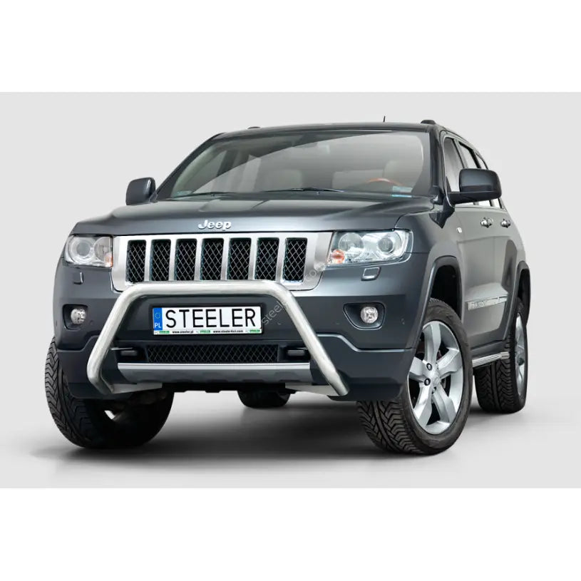 Frontbøyle på Jeep Grand Cherokee 11-14 i stål montert foran på svart SUV mot lys bakgrunn.