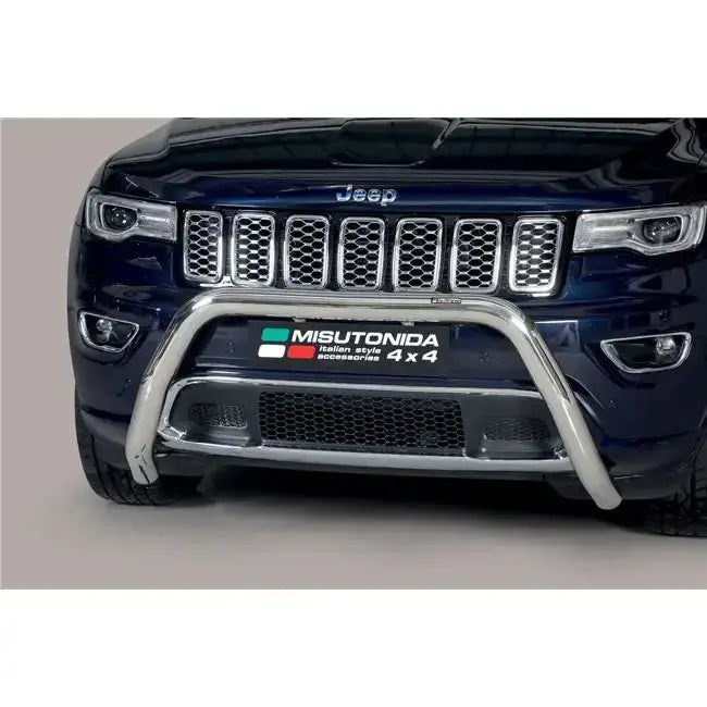 Frontbøyle Jeep Grand Cherokee 2015- i krom montert foran grill og støtfanger på mørk SUV.