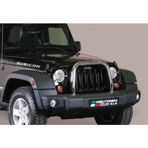 Frontbøyle Jeep Wrangler 11- montert foran grillen på svart terrengbil, sett fra skrå vinkel.