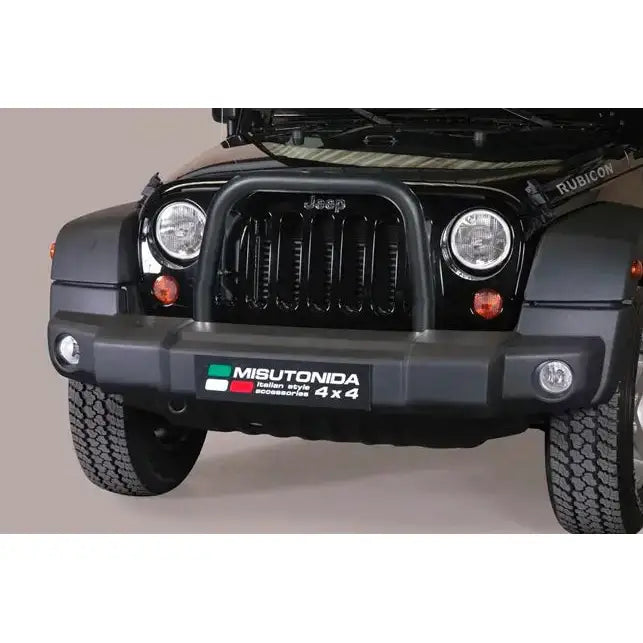 Kufanger på Jeep Wrangler 11- med Misutonida 4x4 merke, nærbilde av grill og frontfanger.
