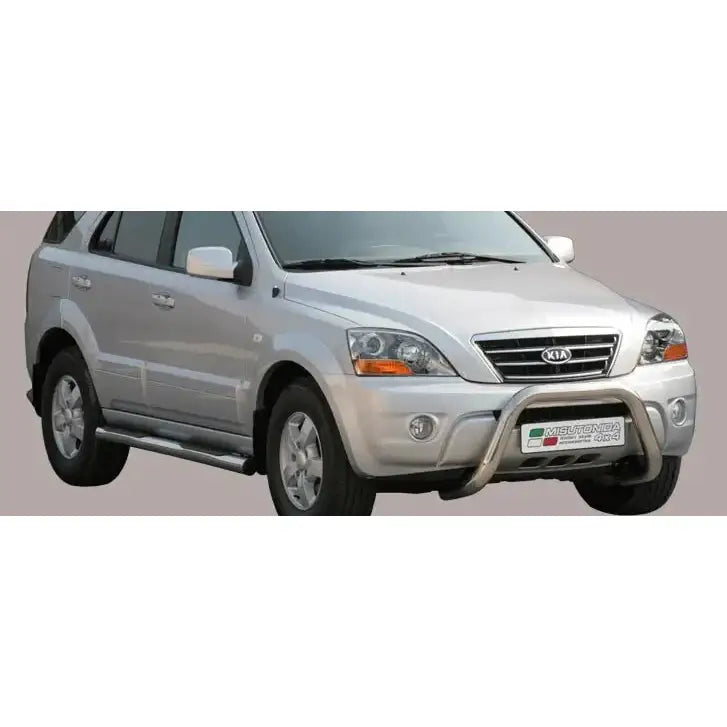 Frontbøyle Kia Sorento 06-08 montert på sølvfarget SUV med krommet kufanger og stigbrett.
