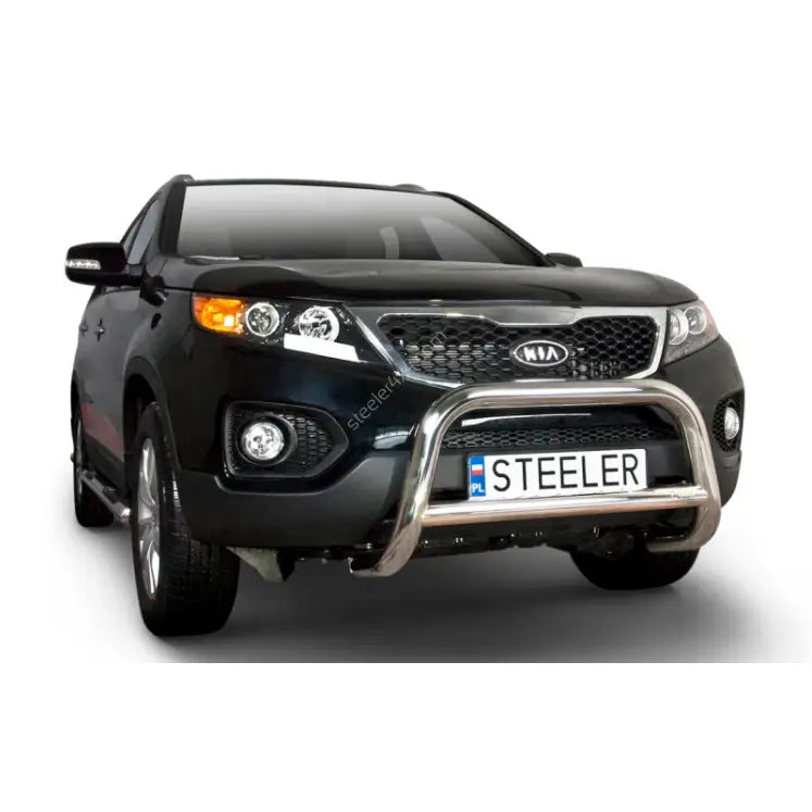 Frontbøyle Kia Sorento 09-12 EC godkjent i blankt metall montert på svart SUV, sett forfra.