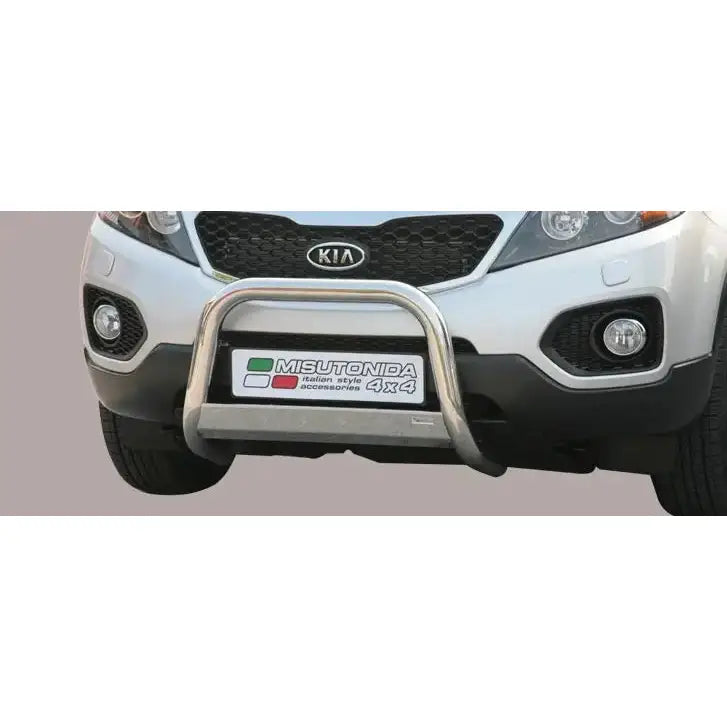 Frontbøyle Kia Sorento 09-12 i sølvfarget metall montert på hvit SUV, sett rett forfra.