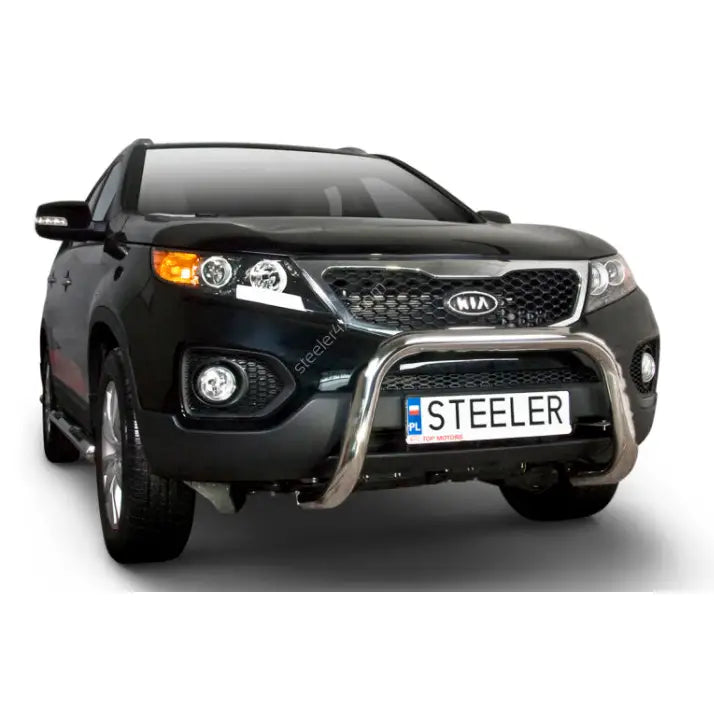 Frontbøyle på Kia Sorento 09-12 EC godkjent stål montert foran på sort SUV med "STEELER" skilt.