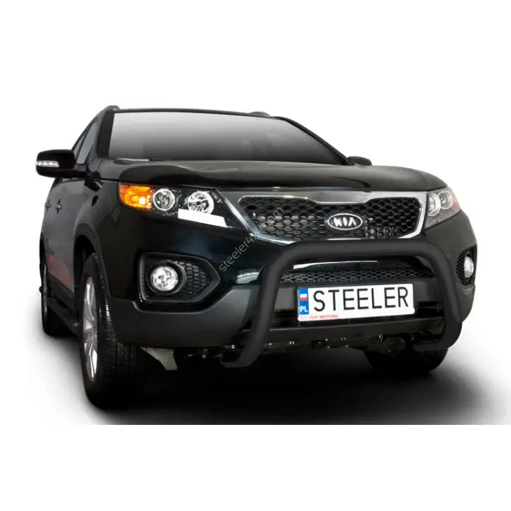 Kufanger på Kia Sorento 09-12, matt svart metall, montert foran og omkranser frontskiltet.