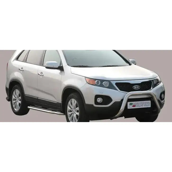 Frontbøyle Kia Sorento 09-12 EC godkjent Super Bar montert på sølvfarget SUV med stigtrinn.
