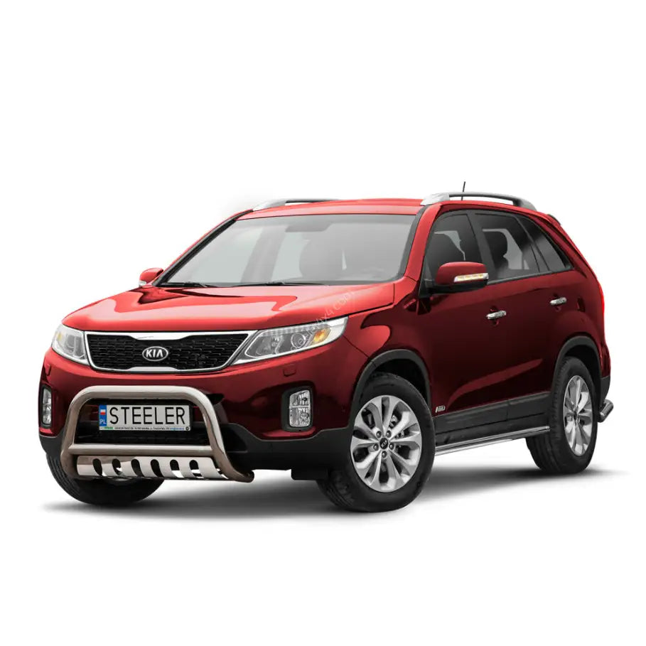 Frontbøyle Kia Sorento 12-15 montert på rød SUV med sølvfarget kufanger foran, hvit bakgrunn.