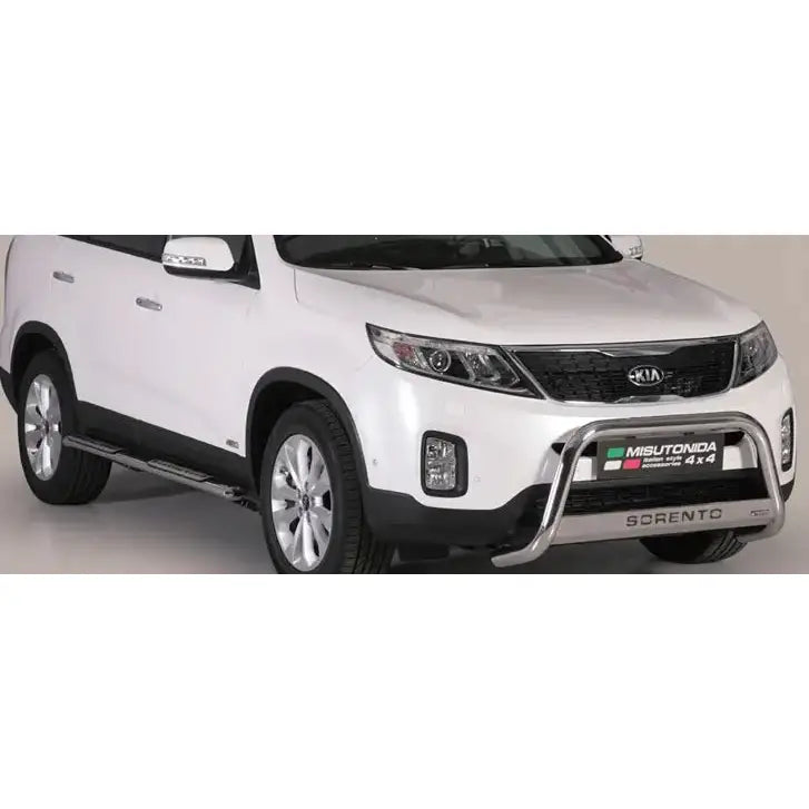 Frontbøyle Kia Sorento 12-15 EC godkjent montert på hvit SUV med kromfarget kufanger og sølvfelger.