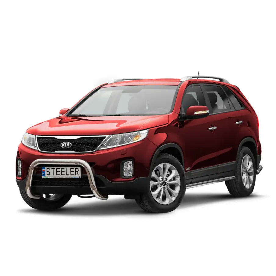 Frontbøyle på Kia Sorento 12-15 i stål, montert på rød SUV med kromdetaljer mot hvit bakgrunn.