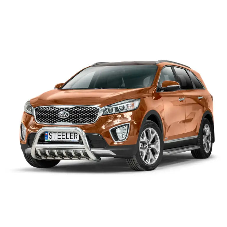 Frontbøyle Kia Sorento 15-18 i polert stål montert foran brun SUV, synlig grill og felger.