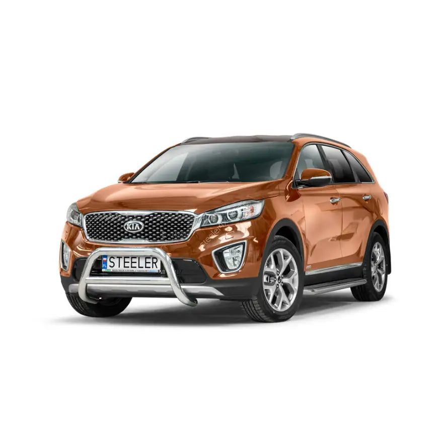 Frontbøyle Kia Sorento 15-18 i polert stål montert på oransje SUV, fotografert forfra mot hvit bakgrunn.