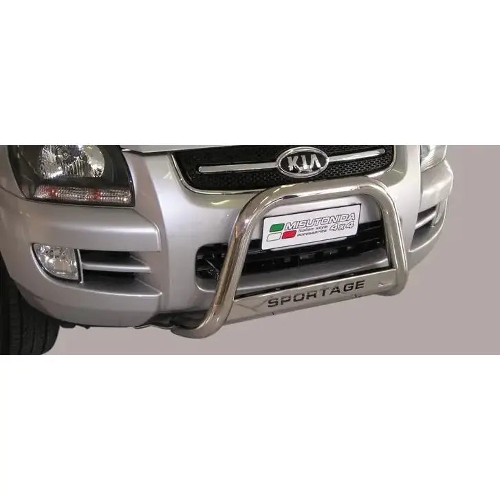 Frontbøyle Kia Sportage 04-08 i forkrommet metall montert foran på sølvfarget SUV med SPORTAGE-logo.