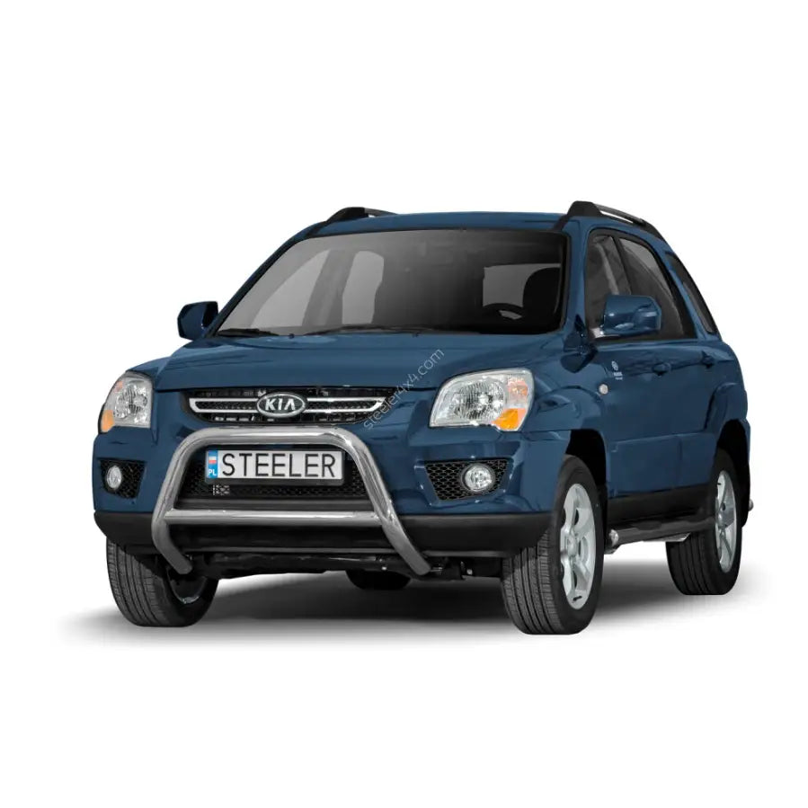 Frontbøyle på blå Kia Sportage 06-10 med sølvfarget kufanger og svarte takrails, sett skrått forfra.