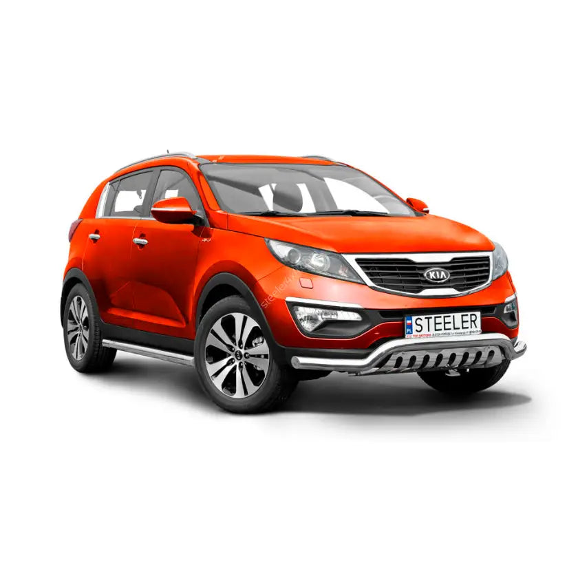 Frontbøyle Kia Sportage 10-15 montert på oransje SUV med sølvdetaljer og alufelger mot hvit bakgrunn.