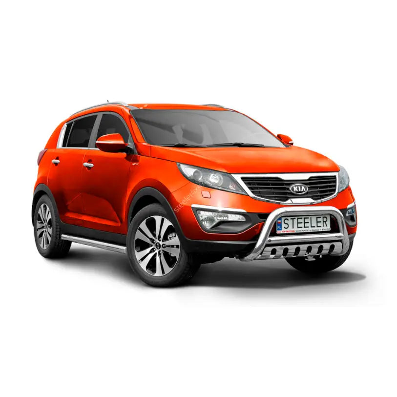 Frontbøyle Kia Sportage 10-15 montert på oransje SUV med sølvfarget kufanger mot hvit bakgrunn.