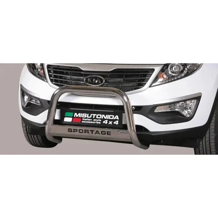 Frontbøyle Kia Sportage 10-15 montert på hvit bil, med gravert "SPORTAGE" på metallplaten.