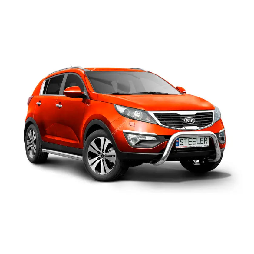 Frontbøyle på Kia Sportage 10-15 EC godkjent stål montert foran på oransje SUV med sorte detaljer.