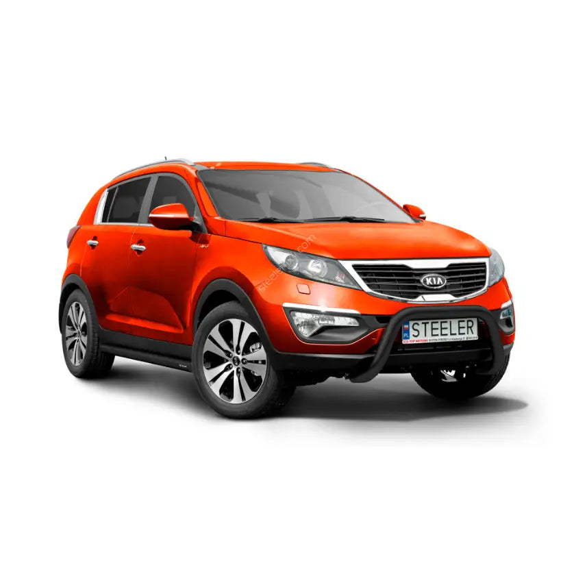 Kufanger til Kia Sportage 10-15 EC godkjent stål montert foran på oransje SUV med kromdetaljer.