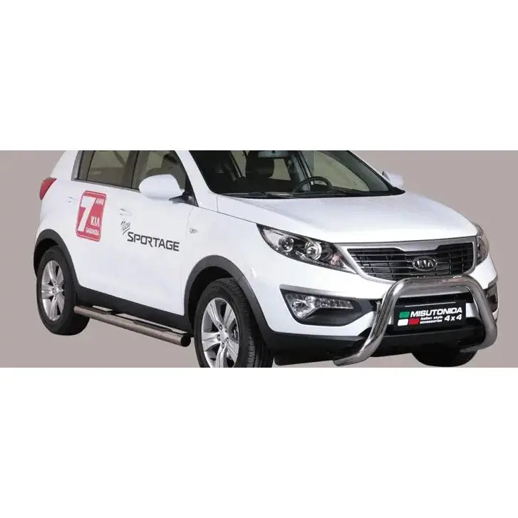 Frontbøyle Kia Sportage 10-15 EC godkjent montert på hvit SUV med sidebeskyttere og SPORTAGE-logo.