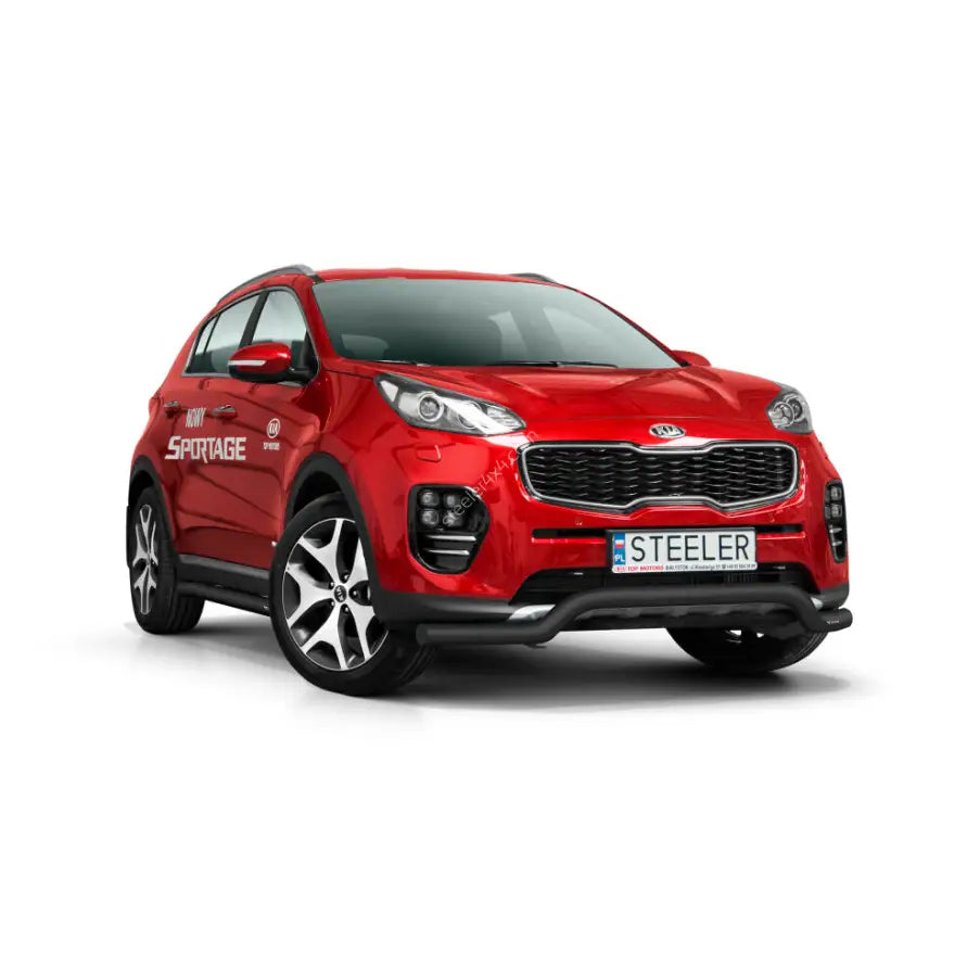 Kufanger på rød Kia Sportage 18-21 med sorte detaljer og store aluminiumsfelger mot hvit bakgrunn.