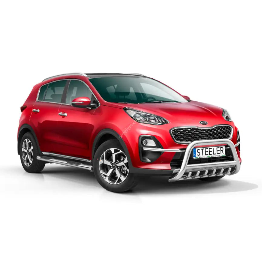 Frontbøyle Kia Sportage 18-21 montert på rød SUV med sølv stigtrinn og metall kufanger, hvit bakgrunn.