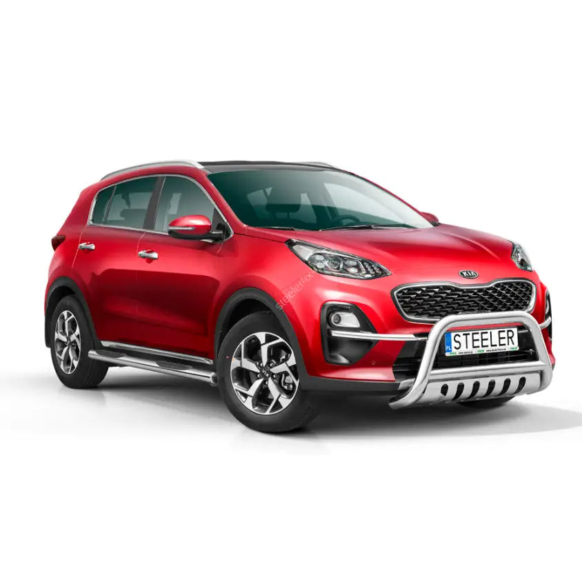 Frontbøyle på rød Kia Sportage 18-21 med krom kufanger, stigtrinn og sorte detaljer mot hvit bakgrunn.