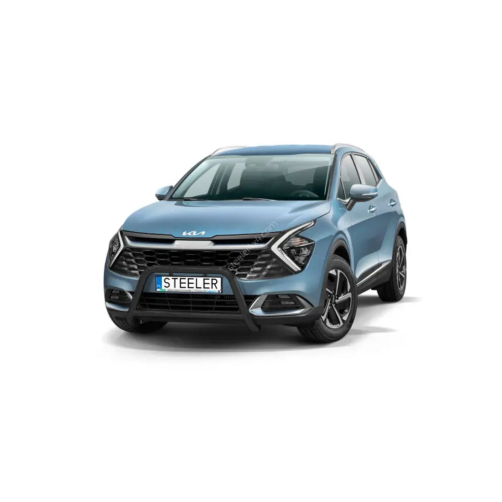 Kufanger til Kia Sportage 21 montert på lyseblå bil med LED-frontlys, sett forfra i trekvart vinkel.