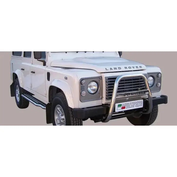 Frontbøyle på Land Rover Defender 110 med høy bar mark, metallfarget kufanger og sorte stigbrett.