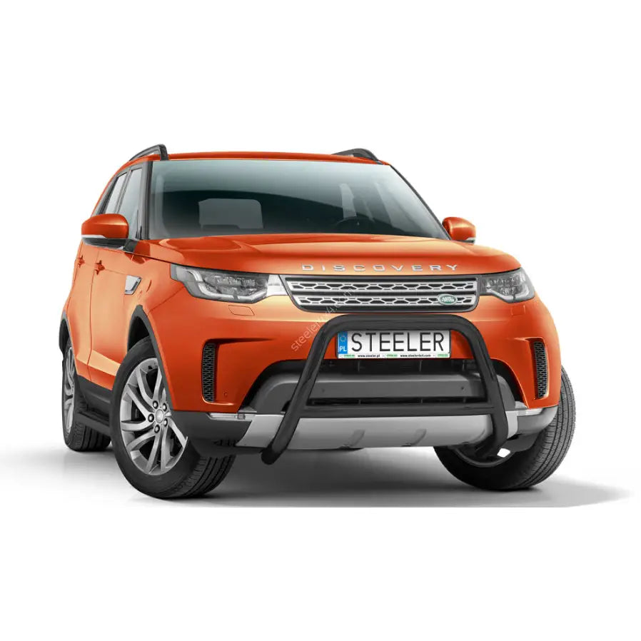 Kufanger til Land Rover Discovery V 17 montert foran på oransje SUV, sett rett forfra.