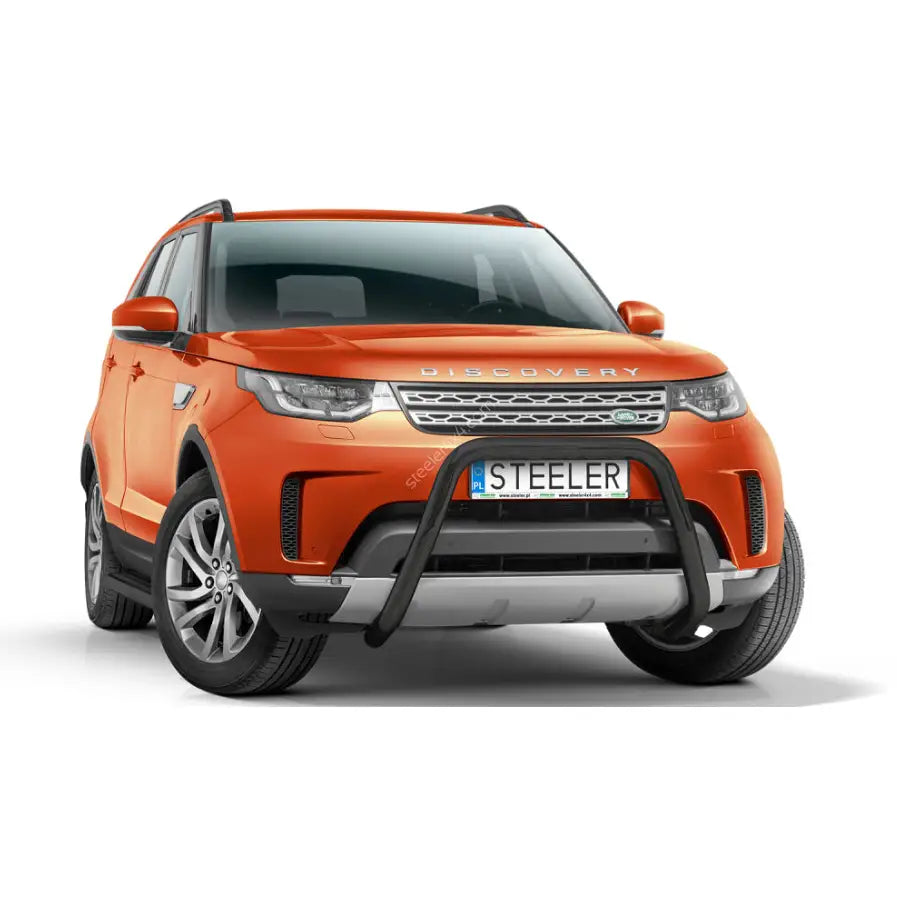 Kufanger på Land Rover Discovery V 17- i stål, montert foran på oransje SUV med sølvdetaljer.