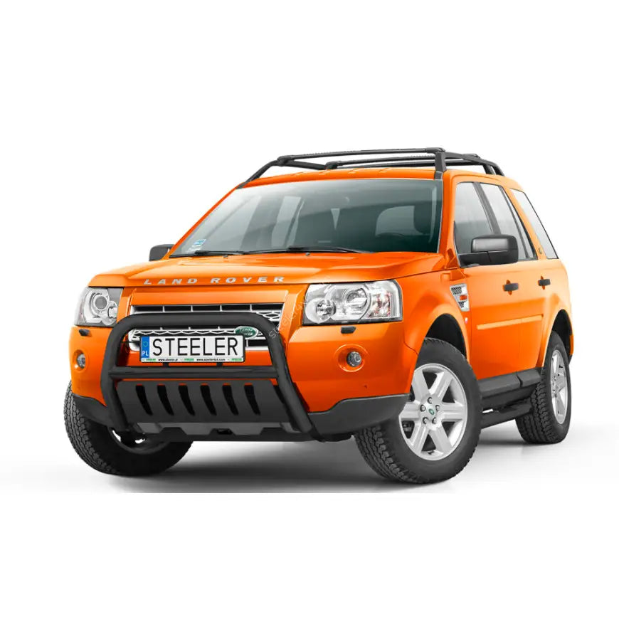 Kufanger på oransje Land Rover Freelander 07-14 med takrails og sølvfelger, vist fra treskvart foran.