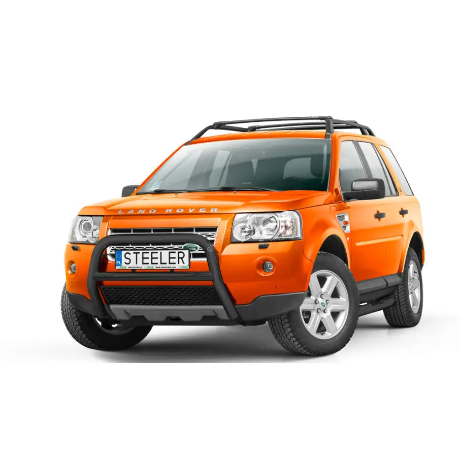 Kufanger til Land Rover Freelander 07-14 med tverrør montert på oransje SUV, sett skrått forfra.