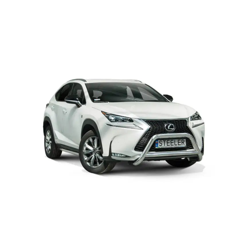 Frontbøyle Lexus NX F-Sport SUV med krommet kufanger og sorte felger, sett forfra mot hvit bakgrunn.
