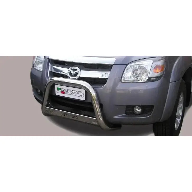 Frontbøyle Mazda BT50 07-09 EC godkjent, montert på grå pickup med polert metall og gravert tekst.