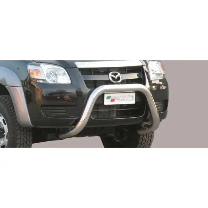 Frontbøyle Mazda BT50 07-12 EC godkjent Super Bar montert på svart bil, sett fra skrå vinkel.