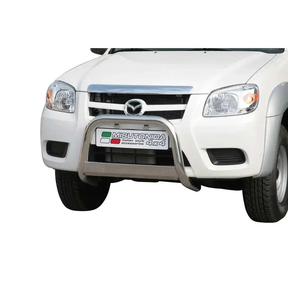 Frontbøyle Mazda BT50 09-12 EC godkjent medium bar montert på hvit bil sett forfra.