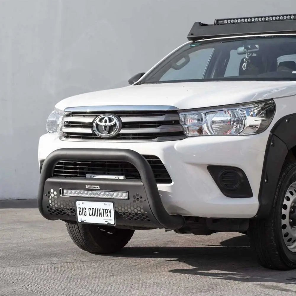 Frontbøyle Go Rhino RC2 med 20" LED-lysrør montert på hvit Toyota Hilux Revo, sett forfra i dagslys.