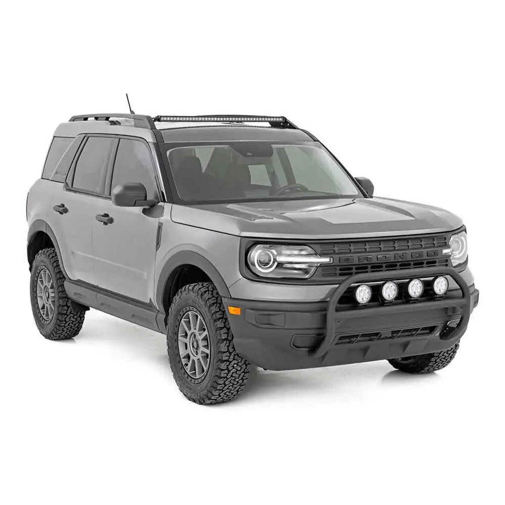 Frontbøyle med 4" LED-lykter og reflektorer på grå Ford Bronco Sport med store terrengdekk.