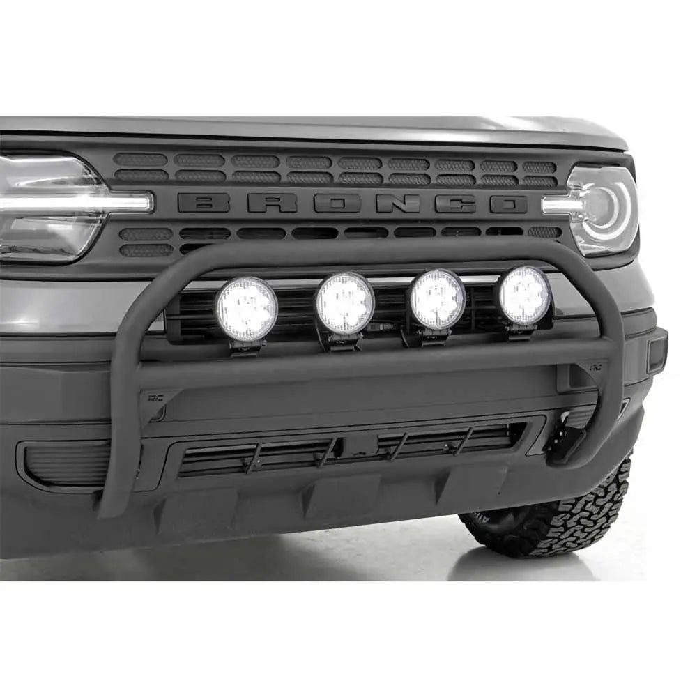 Lyktebøyle med fire runde LED-lykter og reflektorer montert på Ford Bronco Sport, sett forfra.