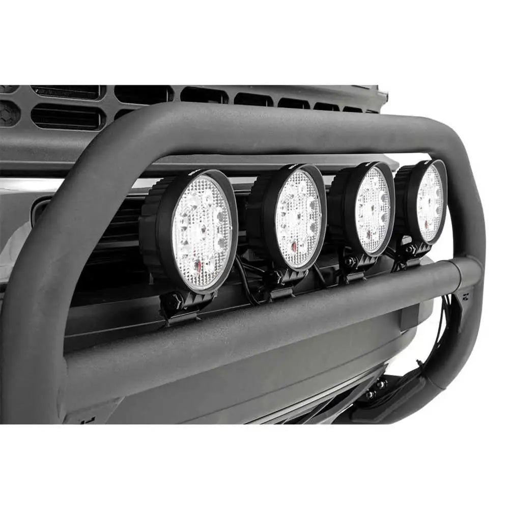 Kufanger med fire runde, svarte LED-ekstralys og reflektorer montert på Ford Bronco Sport.