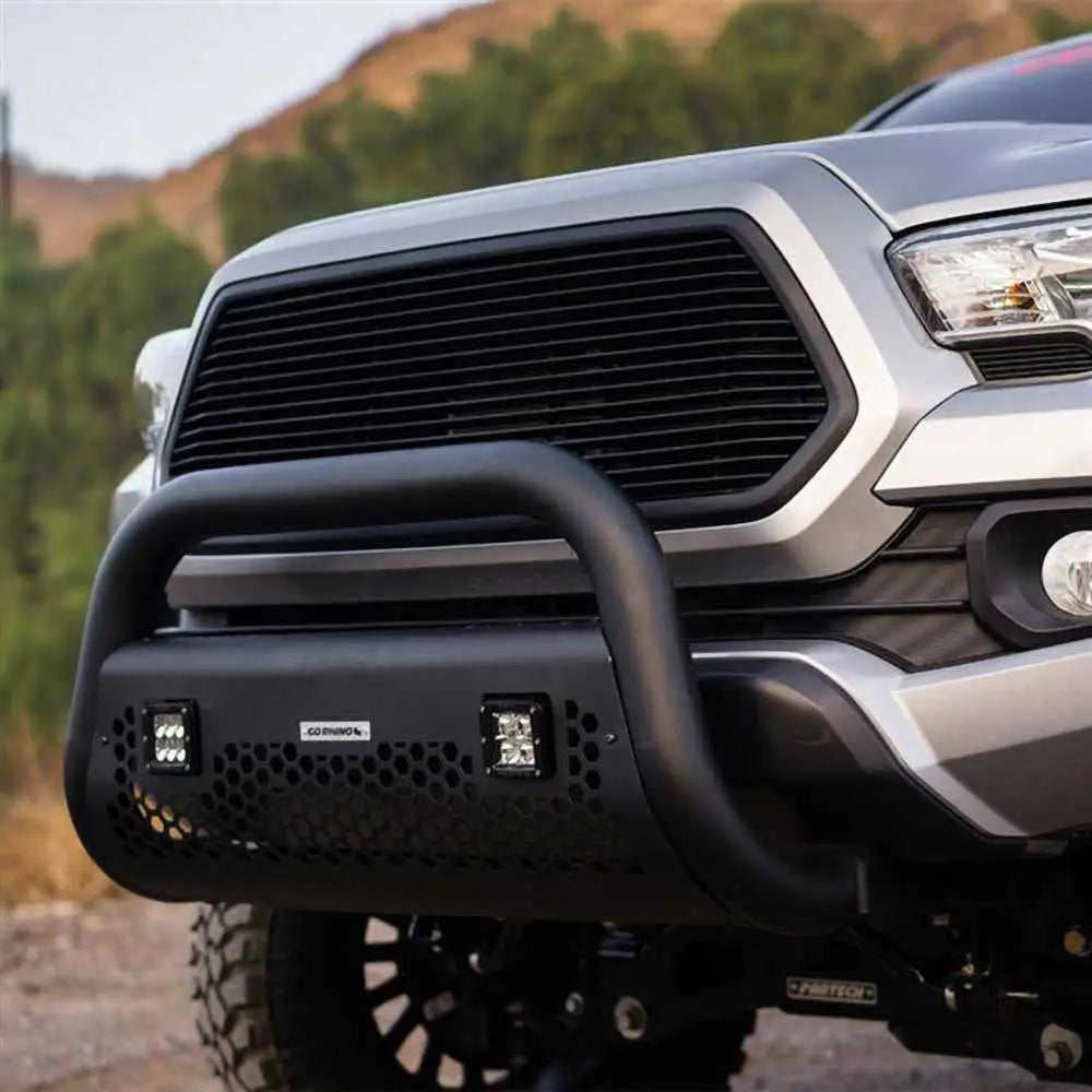 Kufanger Go Rhino RC2 med integrerte LED-kubeåpninger på sølvfarget Dodge RAM 1500 DS, sett skrått forfra.