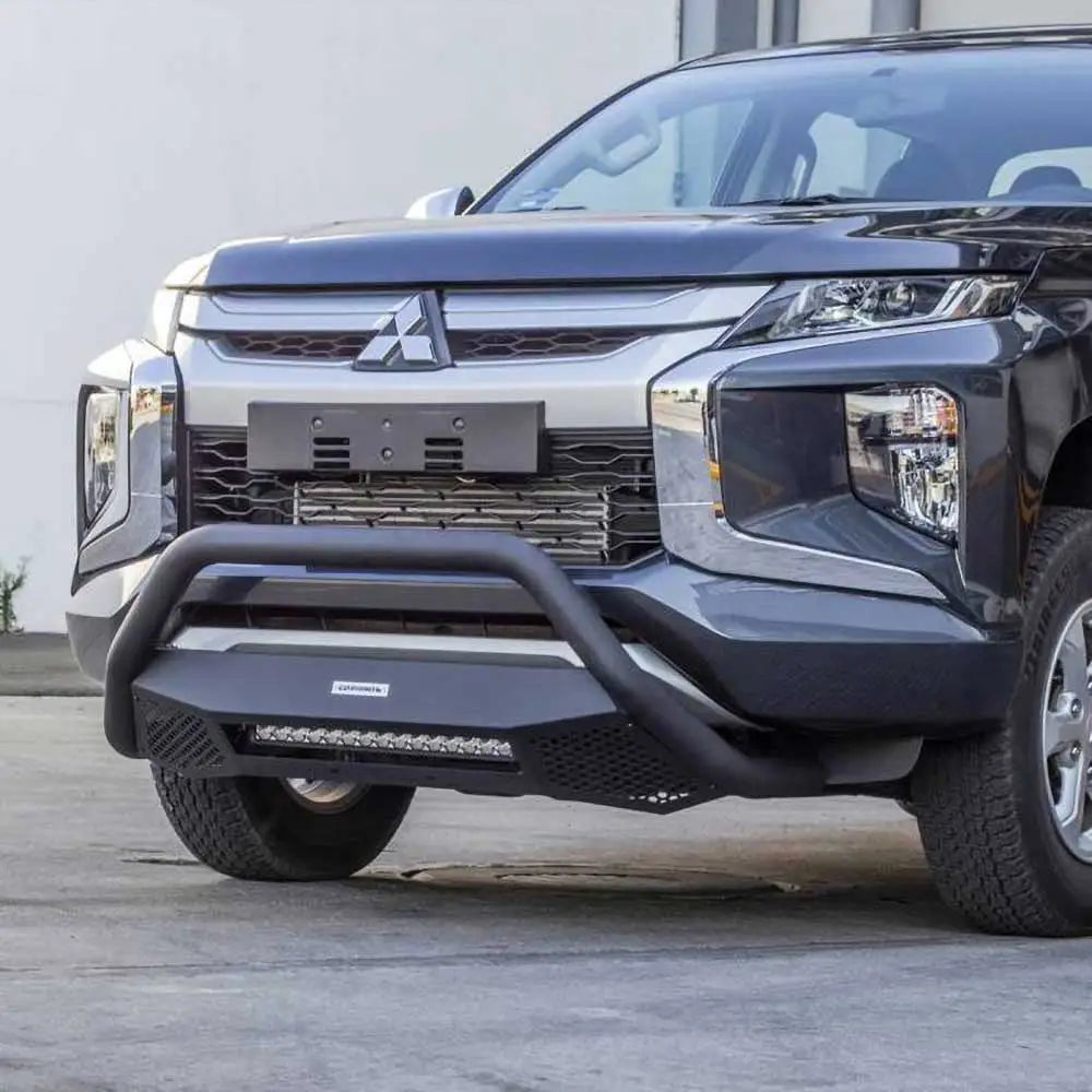 Lyktebøyle Go Rhino RC4 med LED-lys montert på Mitsubishi L200 front og grillparti.