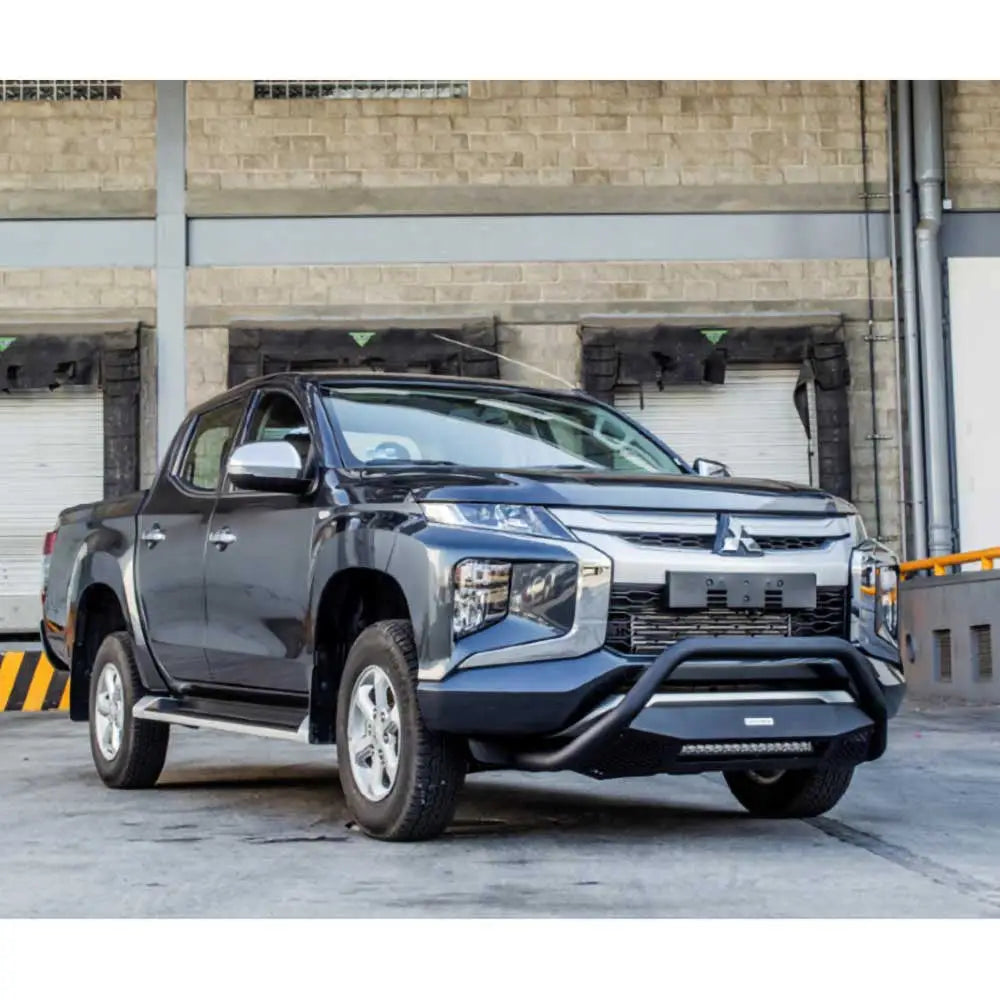 Lysbøyle Go Rhino RC4 med LED-lys montert på Mitsubishi L200 pickup sett skrått forfra.