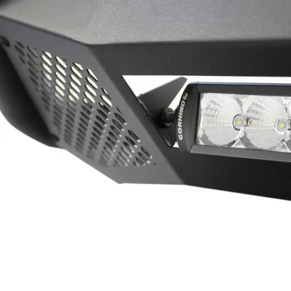 Bullbar Go Rhino RC4 med integrert LED-lys, sort perforert metall og logo på lampen, nærbilde fra siden.