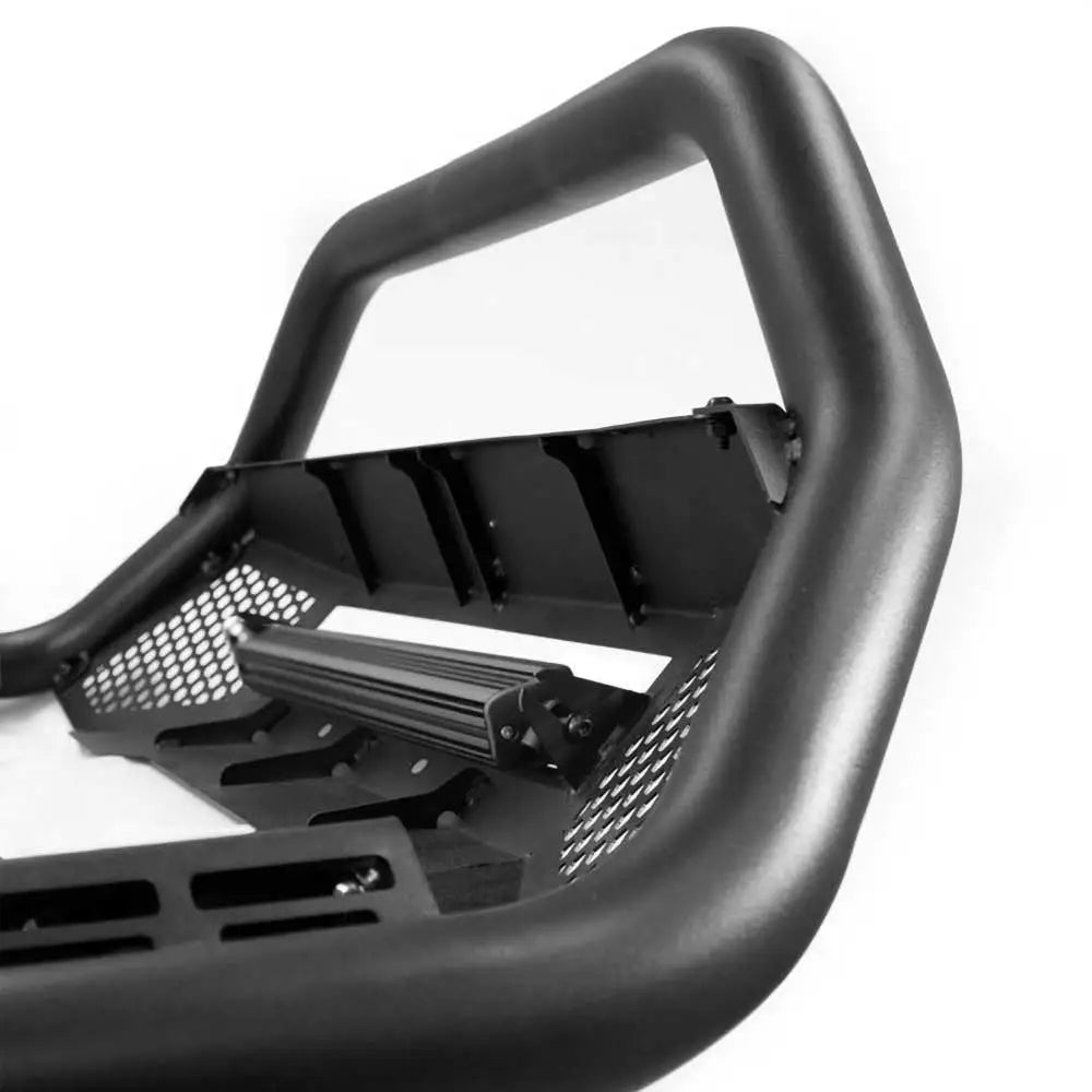 Bullbar Go Rhino RC4 med LED-lyslist 20", nærbilde av sort metallstang med perforerte paneler.