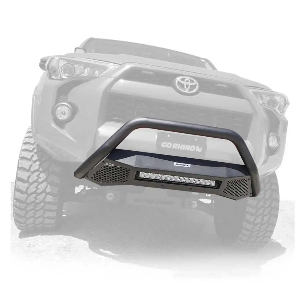 Lysbøyle Go Rhino RC4 med integrert LED-lyslist, sort metall og gitterdetaljer sett forfra på bil.
